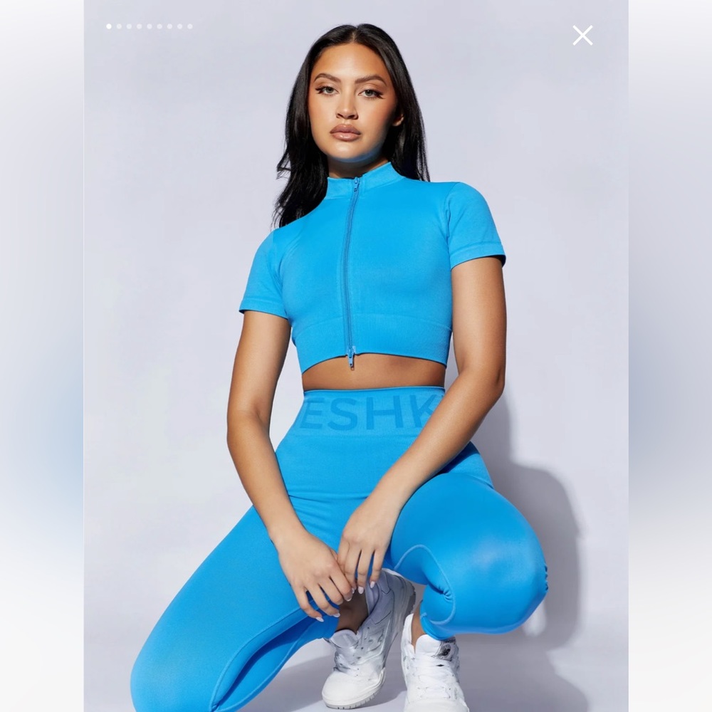 RYLIE
Zip Up T-Shirt - Blue it’s a size extra small, but fits like an XXS